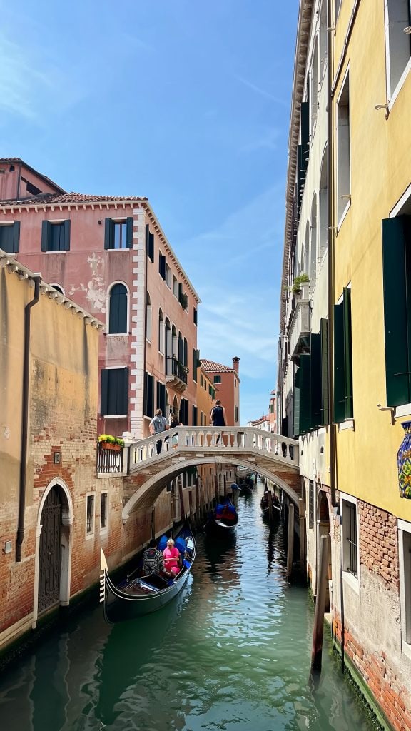 Ein Bild aus Venedig mit Häuser Brücke und Gondeln im Wasser auf Leas Weltreise