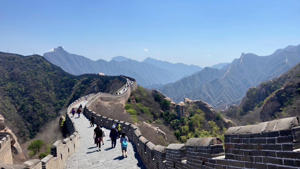 Lea sieht auf Ihrer Weltreise die chinesische Mauer.