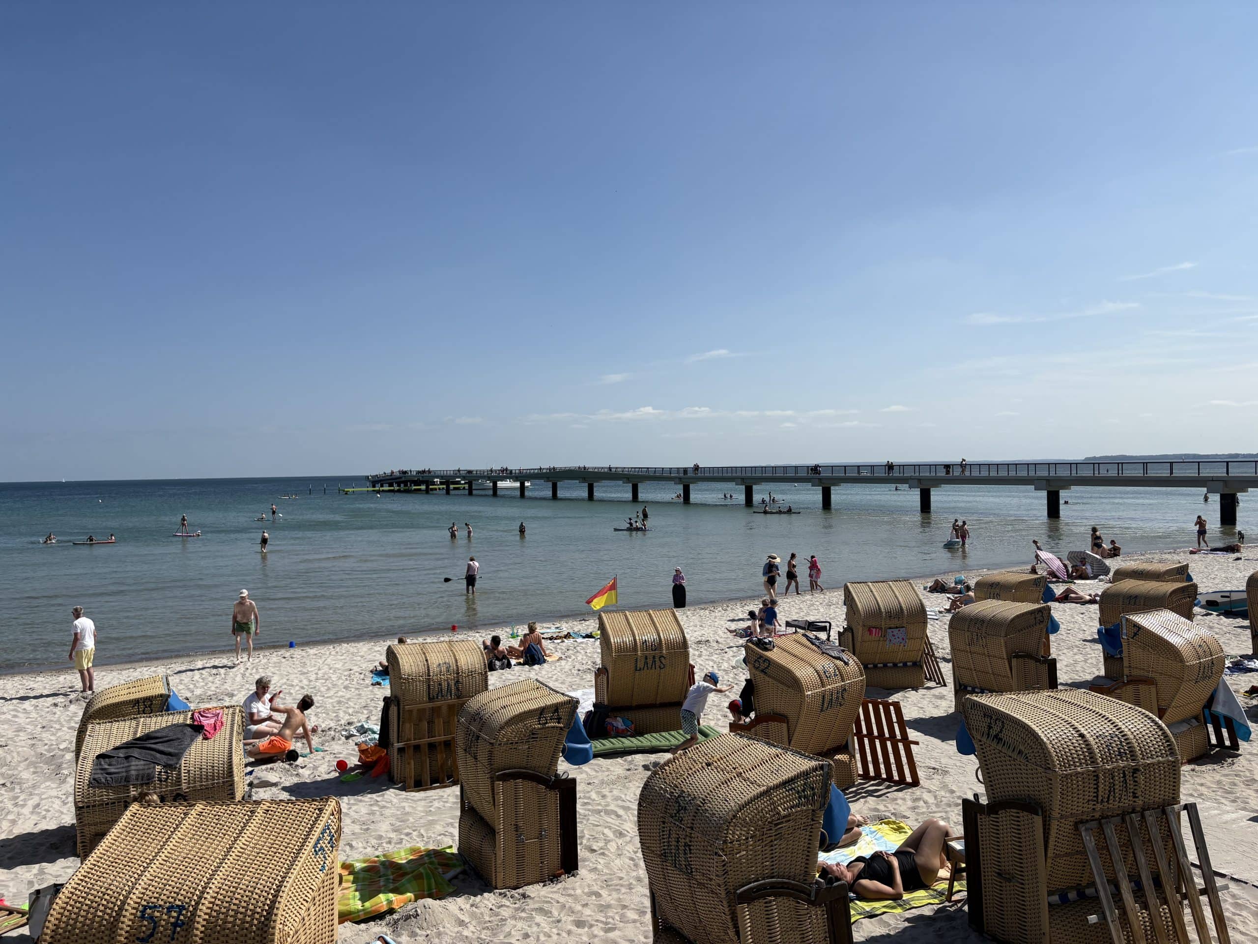 Ein schöner Tag an der Ostsee in Scharbeutz. Man sieht den Strand, das Meer und die neue Seebrücke. Fotografiert von Lea bei Ihren Reisen.