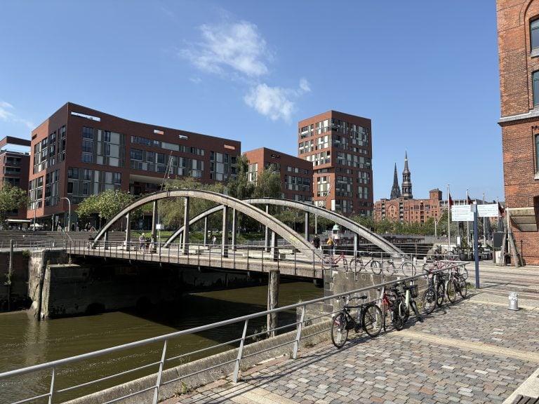 Modernes Stadthafen mit Fahrrädern, Hamburg, Deutschland, urbanes Reisen, wunderschöne Architektur, Wasserspiegel, lebendige Stadtatmosphäre, LEA AI Weltreise.