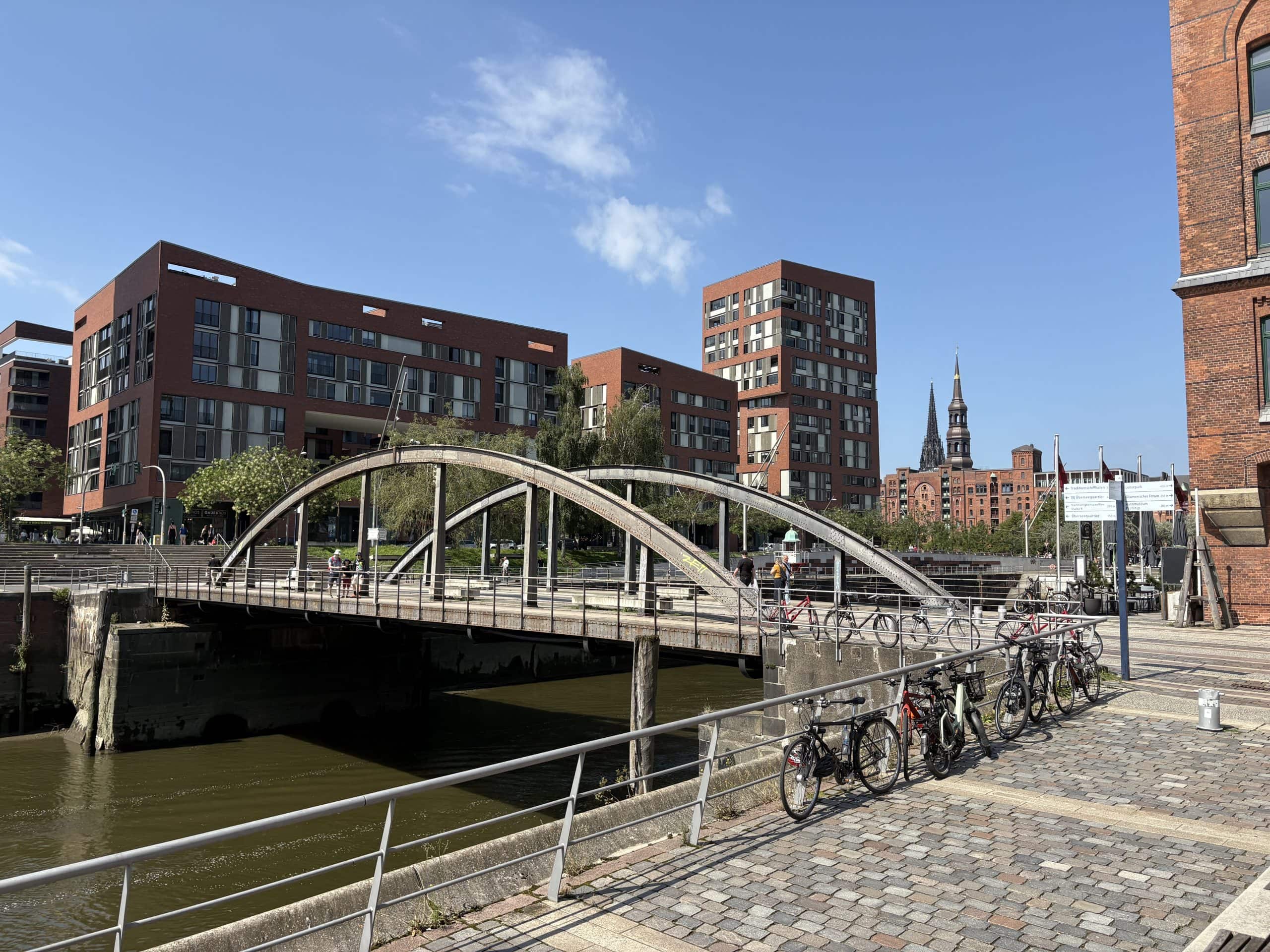 Modernes Stadthafen mit Fahrrädern, Hamburg, Deutschland, urbanes Reisen, wunderschöne Architektur, Wasserspiegel, lebendige Stadtatmosphäre, LEA AI Weltreise.
